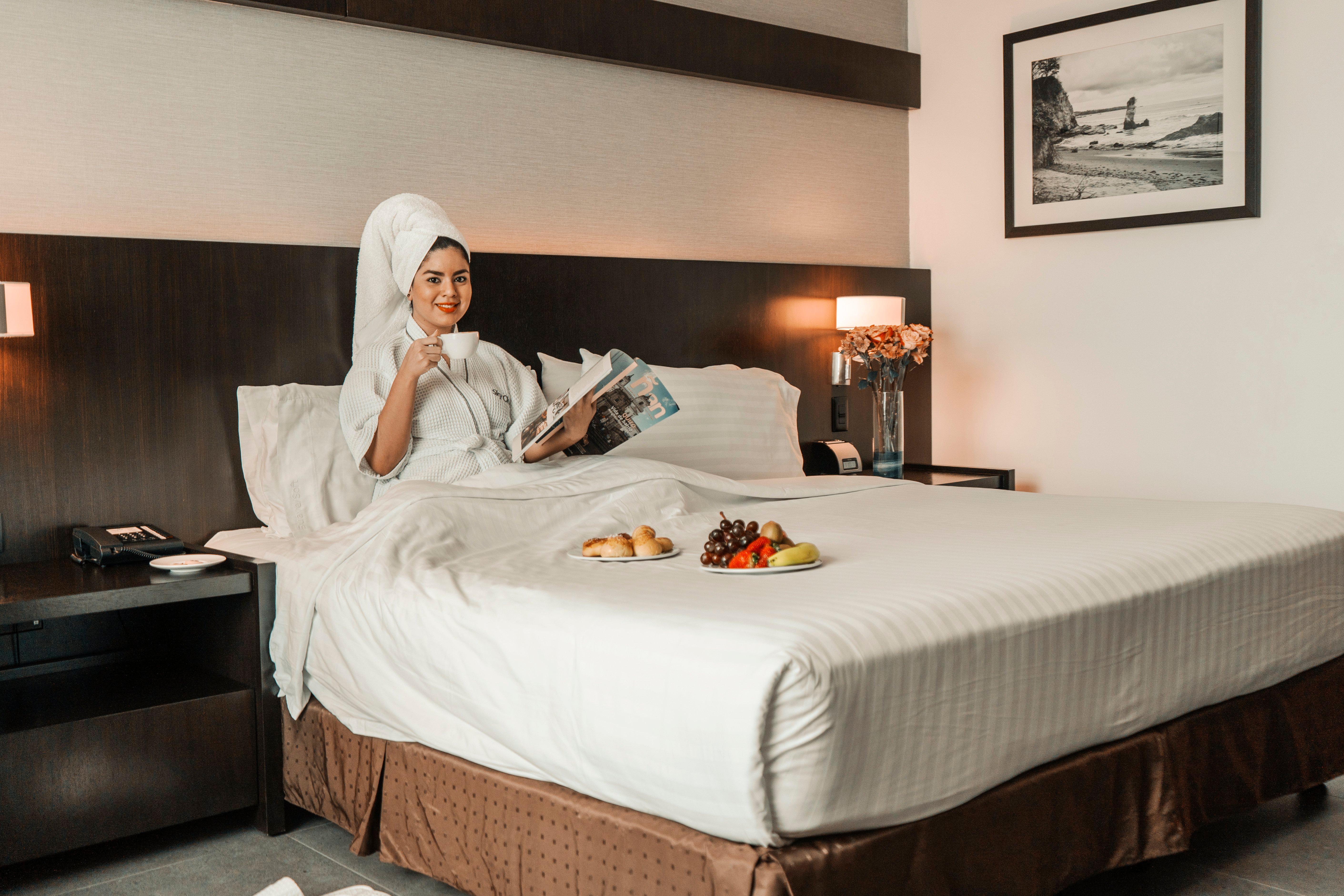 Holiday Inn Guayaquil Airport By Ihg Kültér fotó A guest in a hotel room
