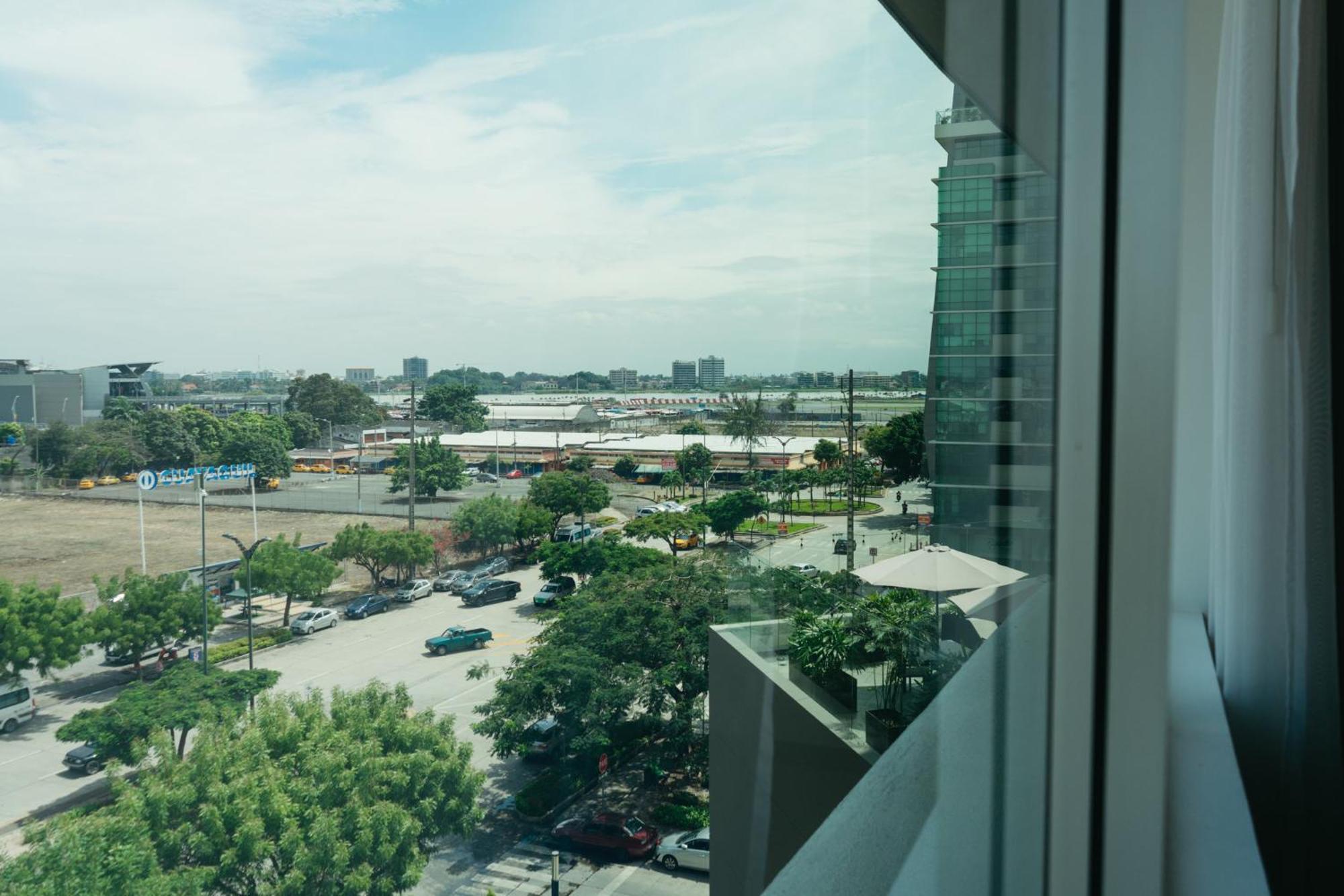 Holiday Inn Guayaquil Airport By Ihg Kültér fotó View of the station from the nearby hotel