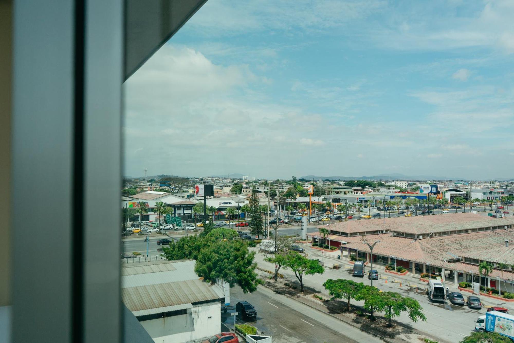 Holiday Inn Guayaquil Airport By Ihg Kültér fotó View of the city from the hotel