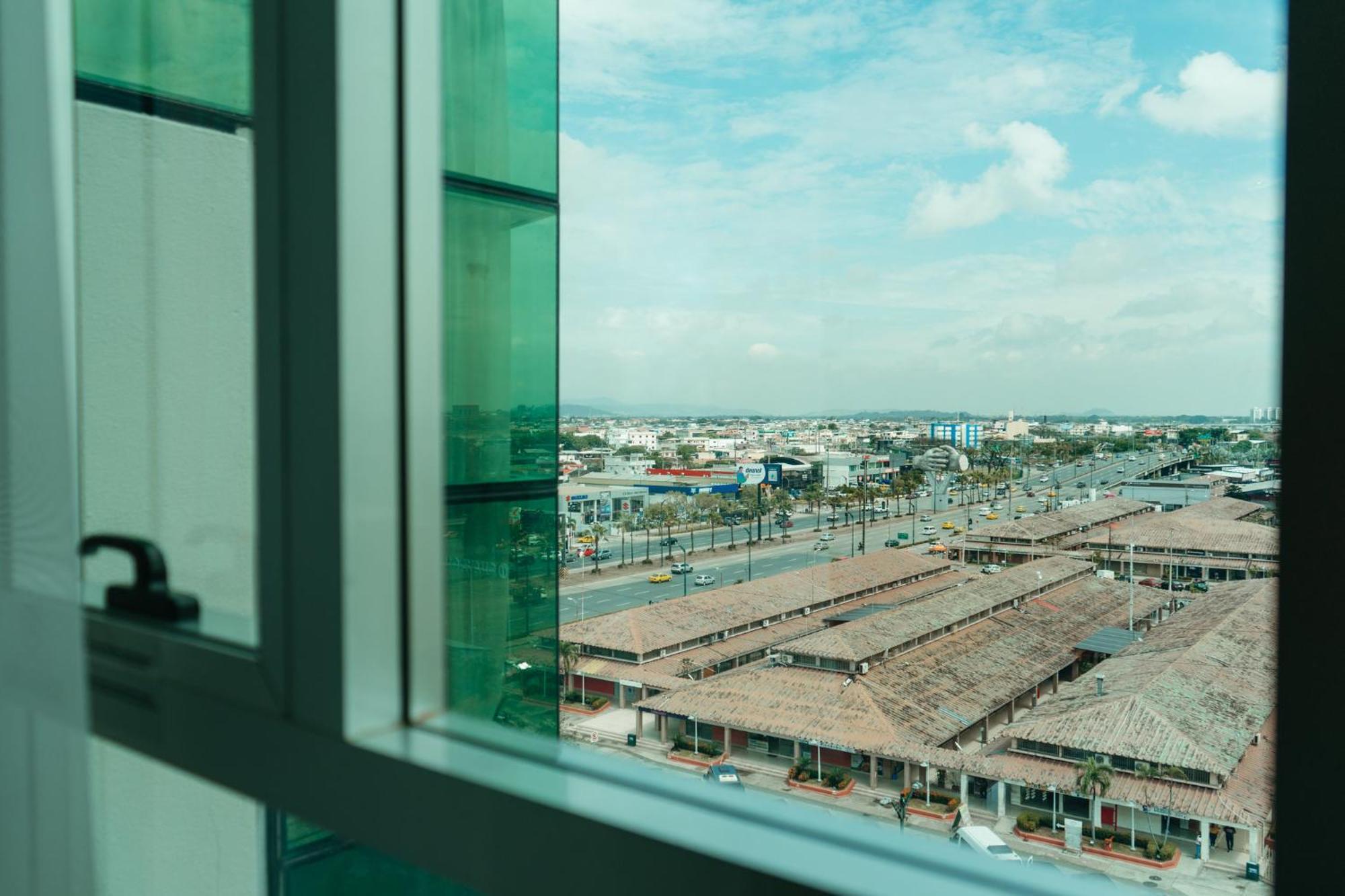 Holiday Inn Guayaquil Airport By Ihg Kültér fotó View of the airport from the hotel