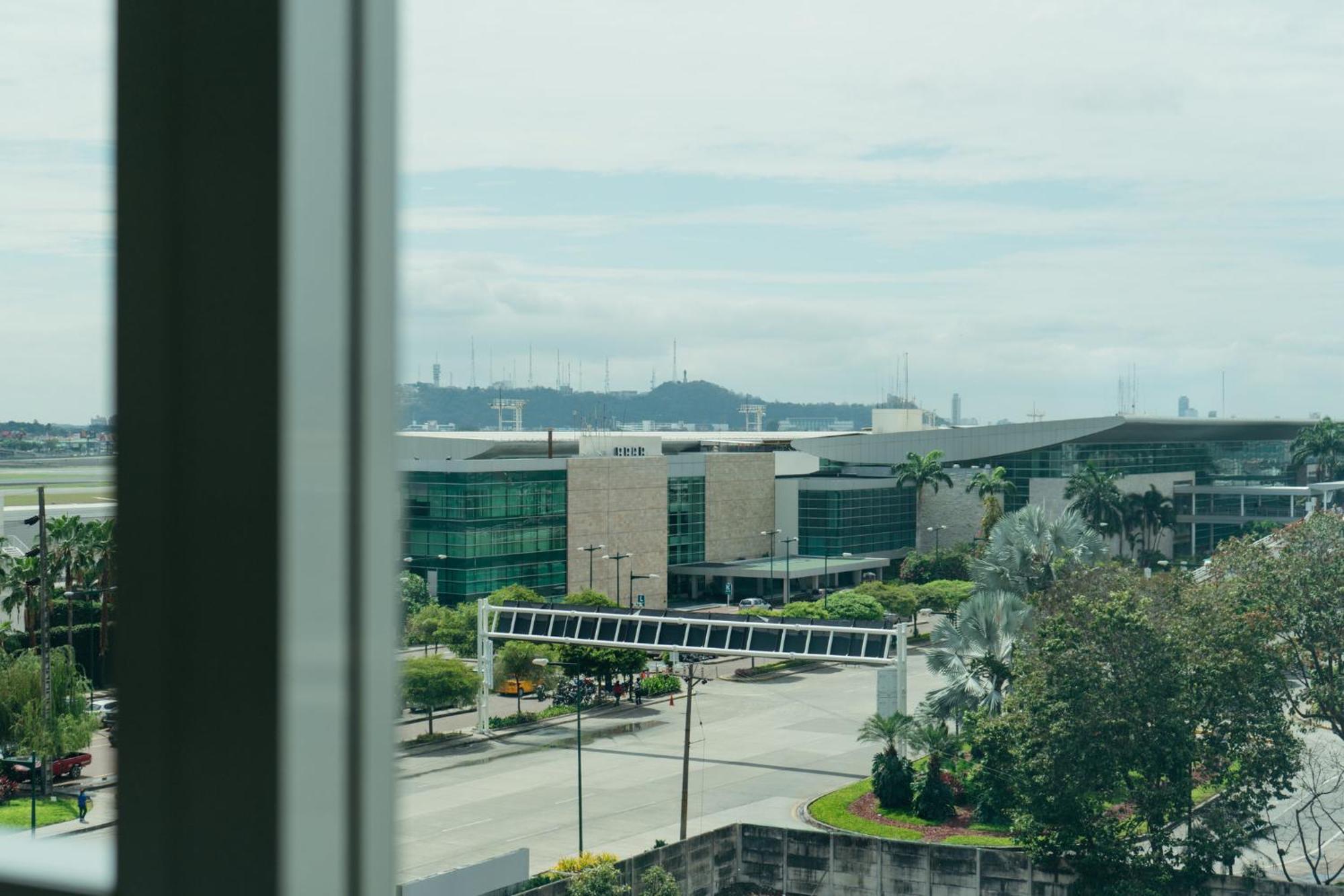 Holiday Inn Guayaquil Airport By Ihg Kültér fotó View of the airport from the nearby hotel