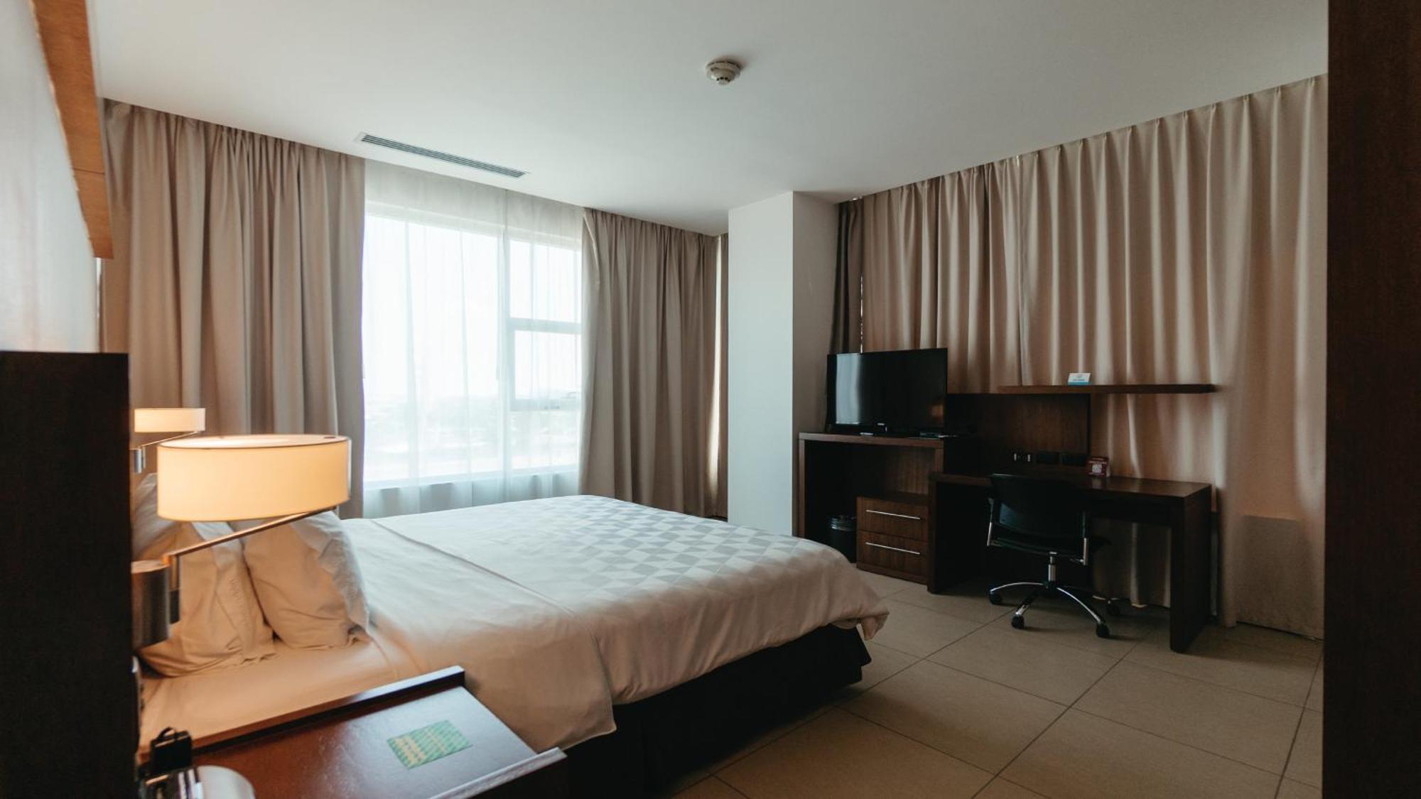 Holiday Inn Guayaquil Airport By Ihg Kültér fotó A bedroom at the Residence Inn
