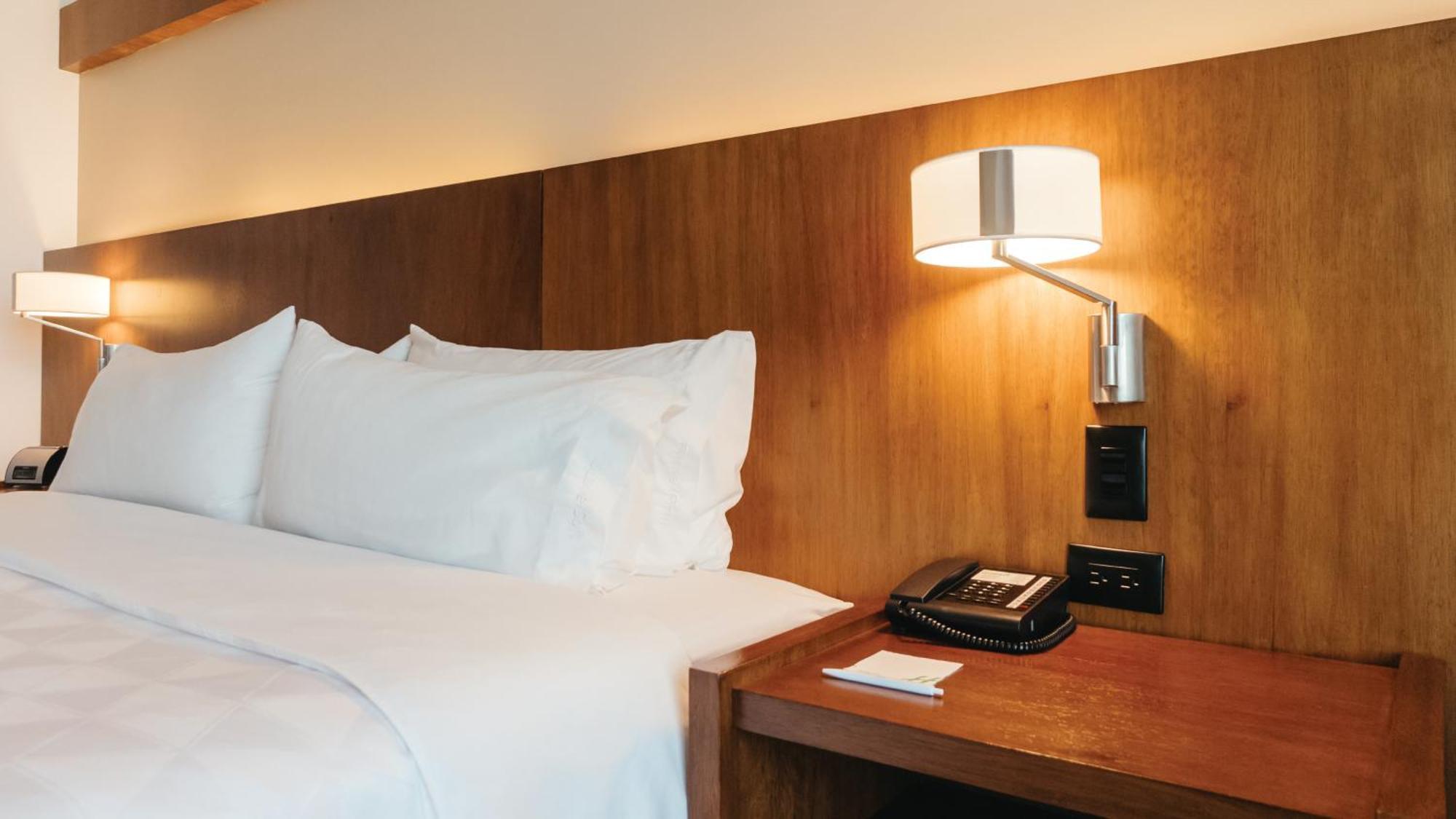 Holiday Inn Guayaquil Airport By Ihg Kültér fotó A wall-mounted light