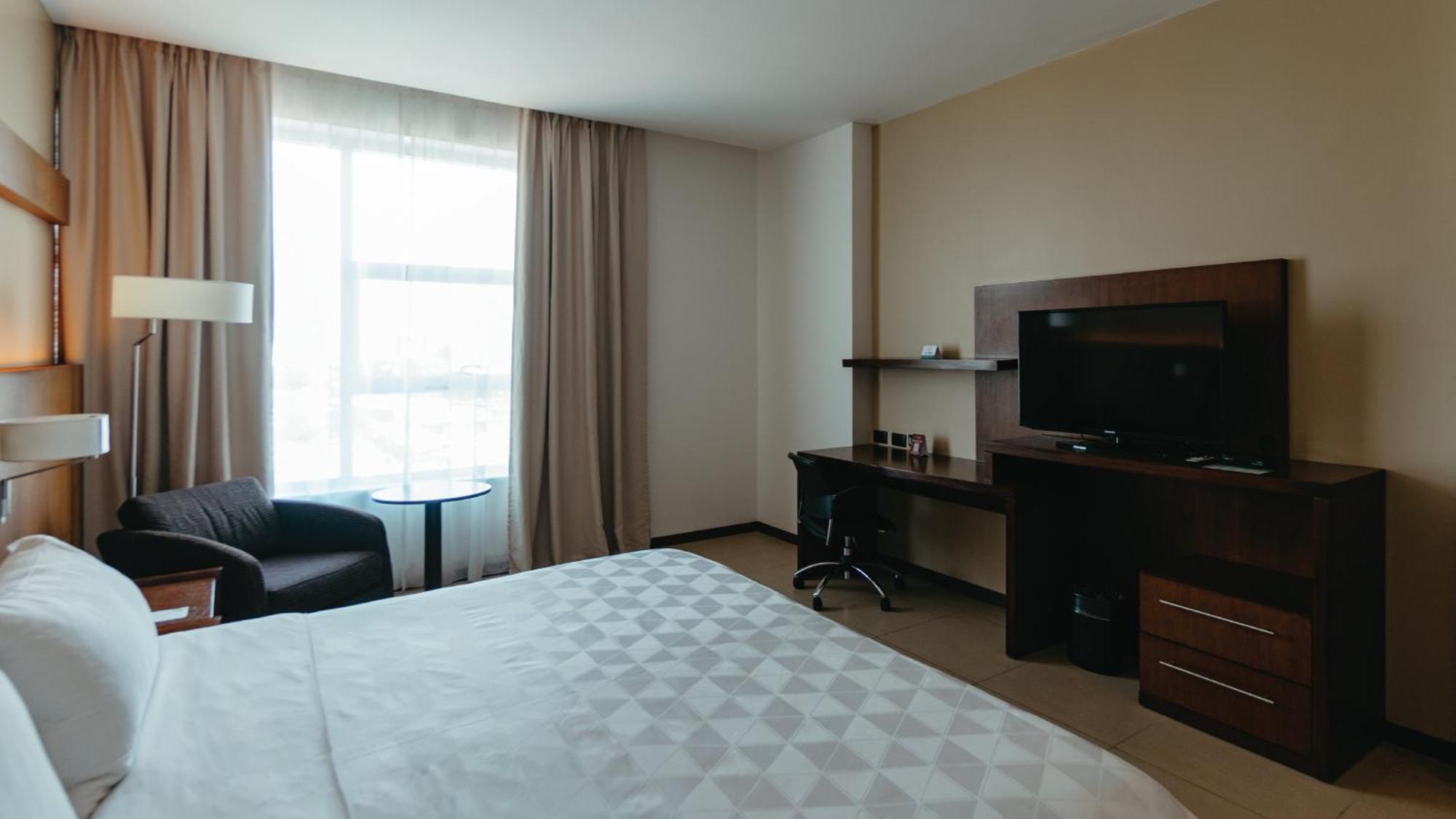 Holiday Inn Guayaquil Airport By Ihg Kültér fotó A room at the hotel