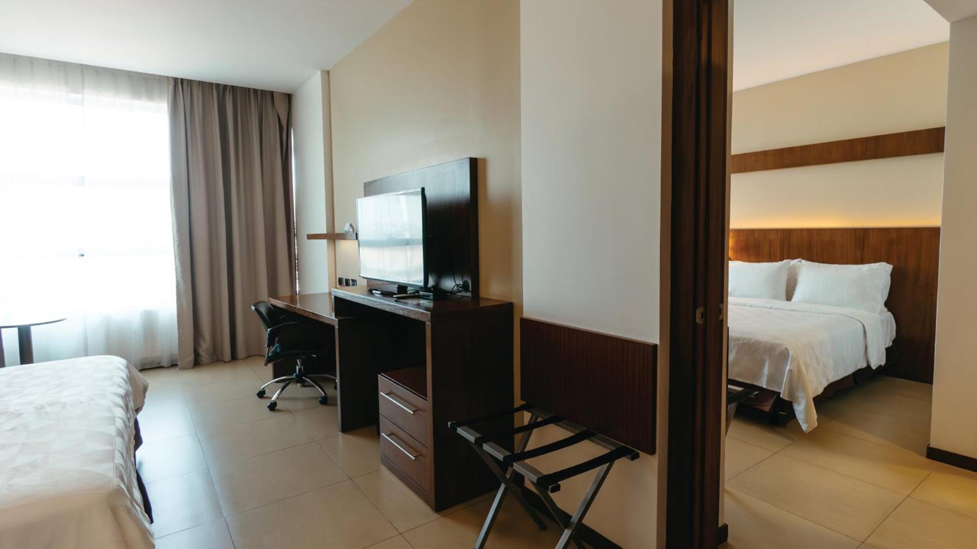 Holiday Inn Guayaquil Airport By Ihg Kültér fotó A suite at the hotel