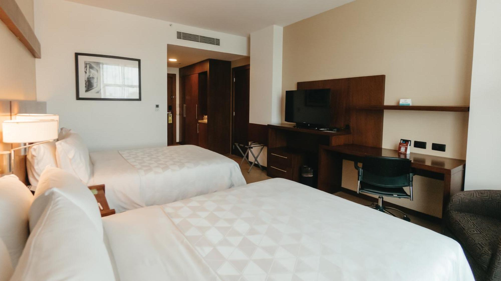 Holiday Inn Guayaquil Airport By Ihg Kültér fotó A room at the Hilton London Heathrow