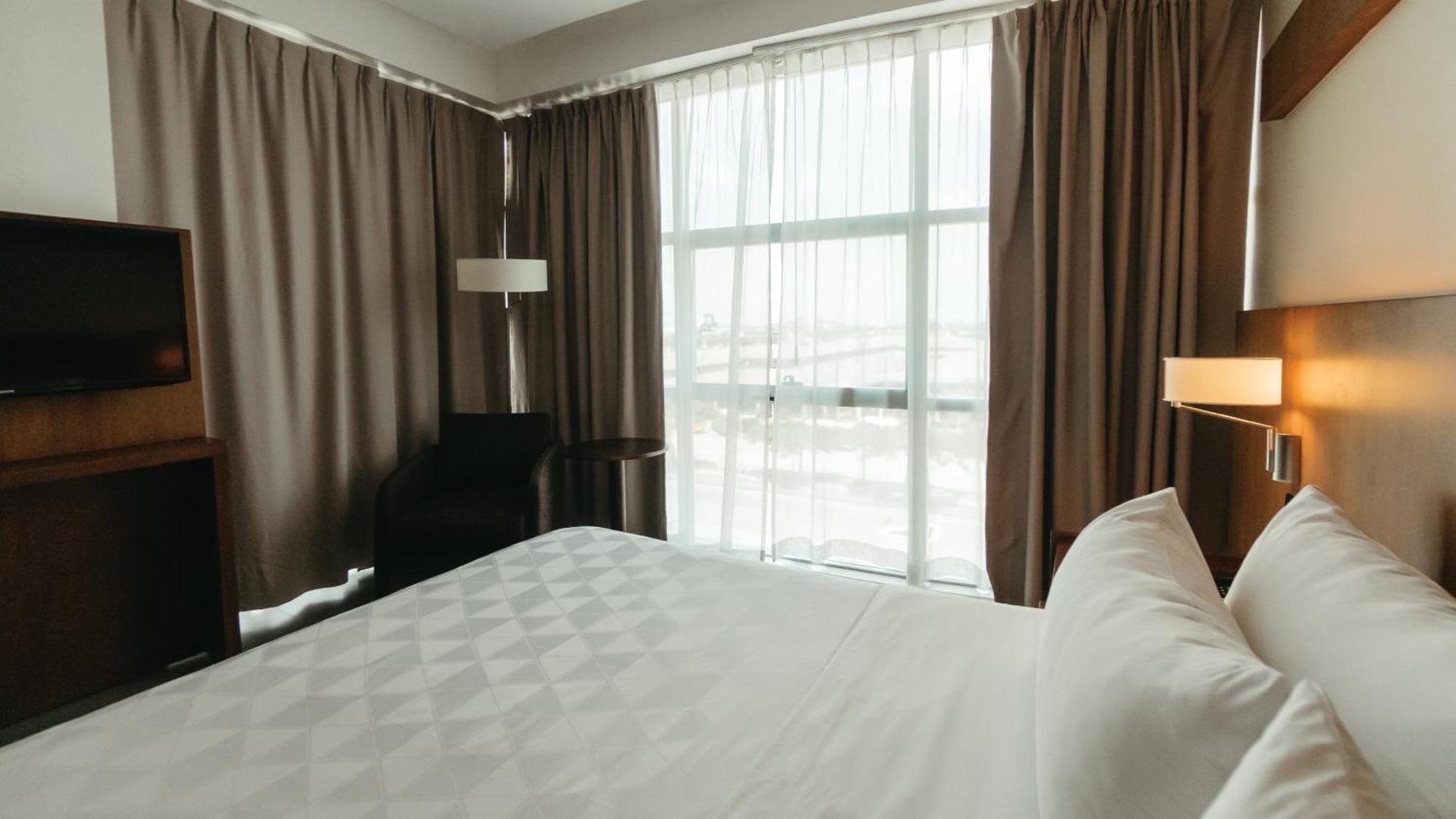 Holiday Inn Guayaquil Airport By Ihg Kültér fotó A bedroom at the hotel