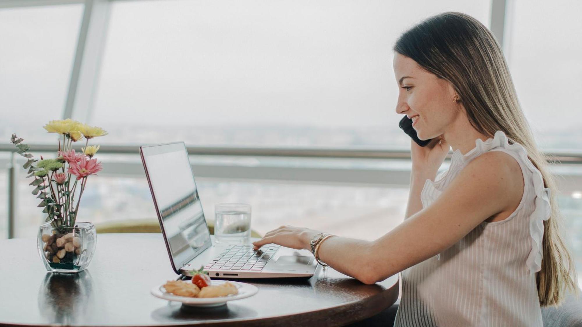 Holiday Inn Guayaquil Airport By Ihg Kültér fotó A woman working from home