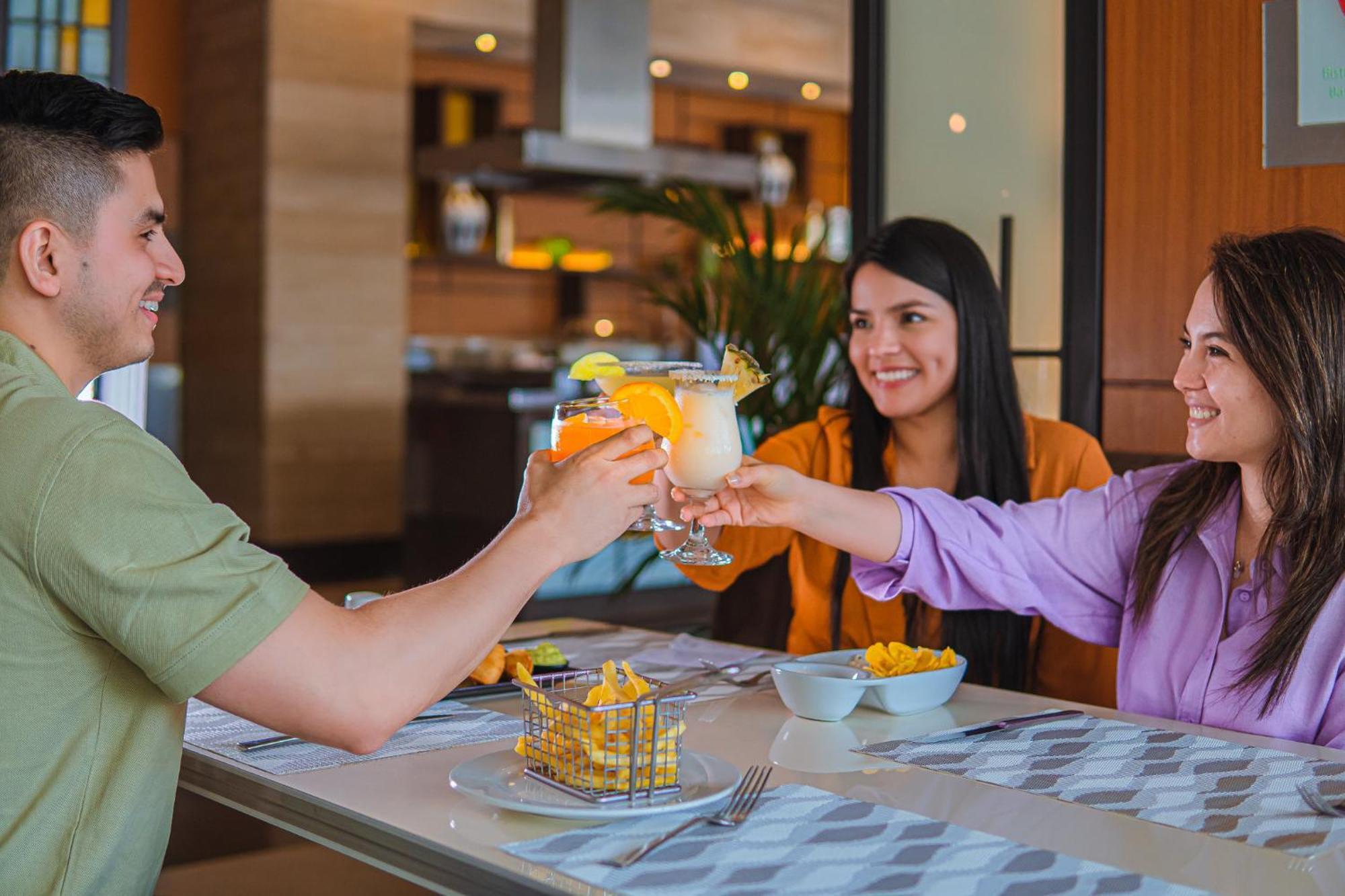 Holiday Inn Guayaquil Airport By Ihg Kültér fotó A group of friends toasting with a margarita