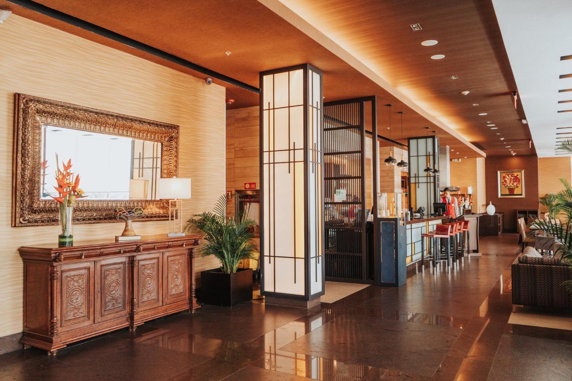 Holiday Inn Guayaquil Airport By Ihg Kültér fotó The interior of the lounge