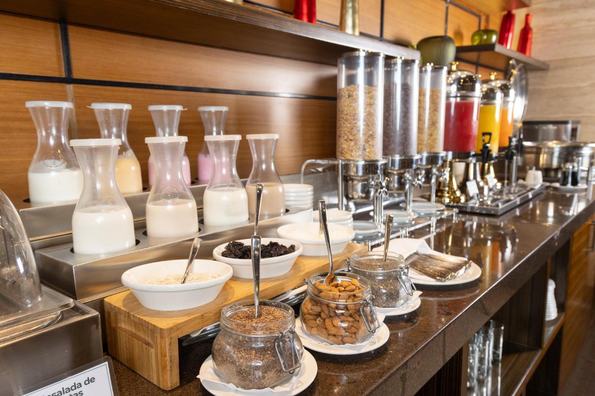 Holiday Inn Guayaquil Airport By Ihg Kültér fotó A breakfast buffet
