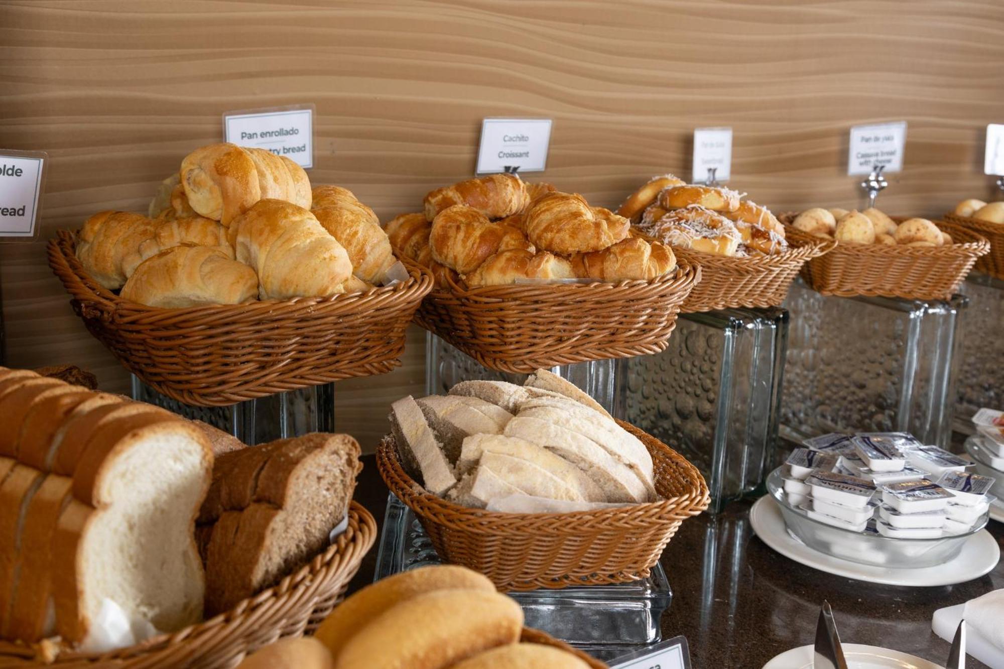 Holiday Inn Guayaquil Airport By Ihg Kültér fotó Buns and pastries