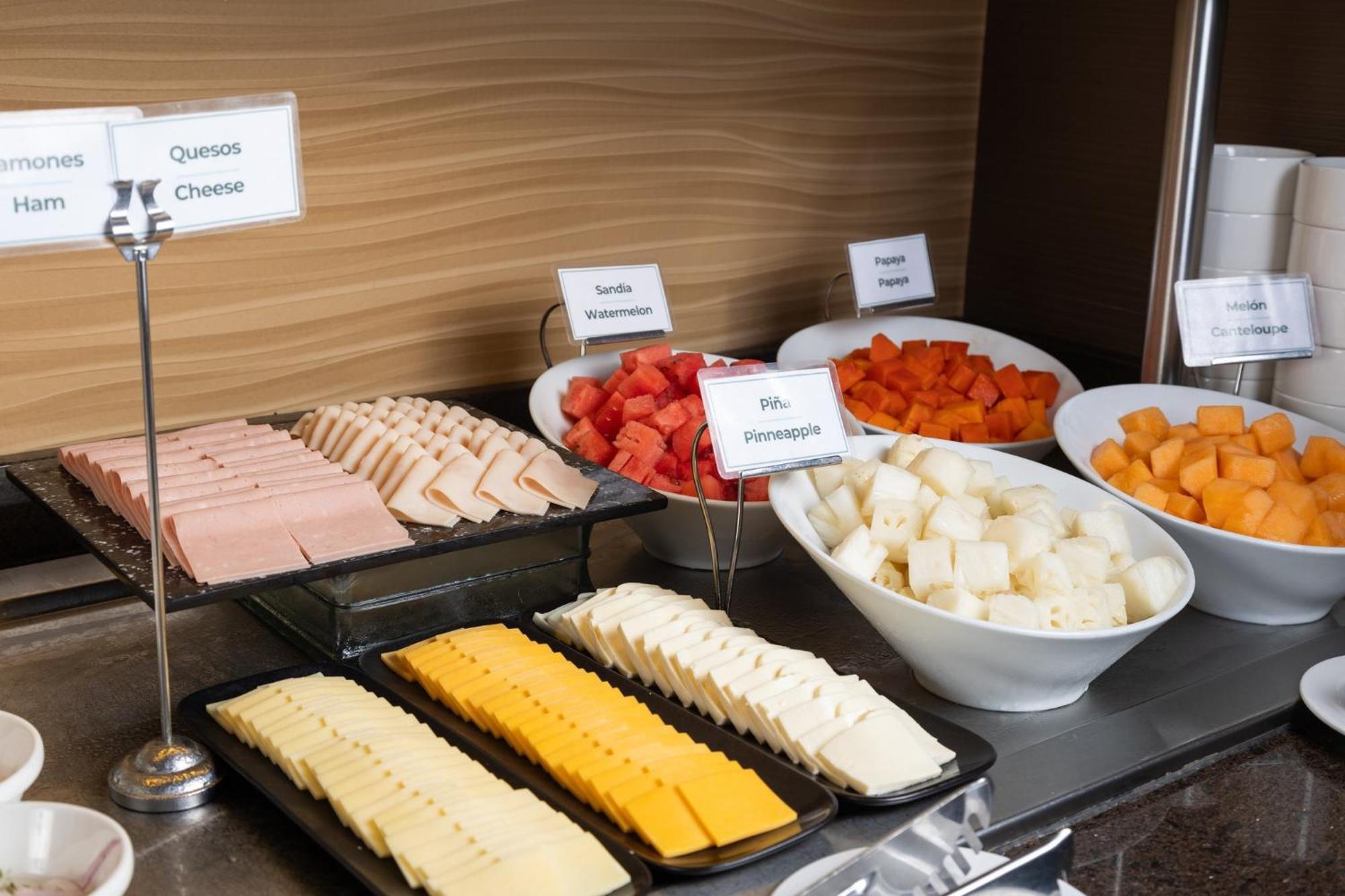 Holiday Inn Guayaquil Airport By Ihg Kültér fotó A selection of cheese at a buffet