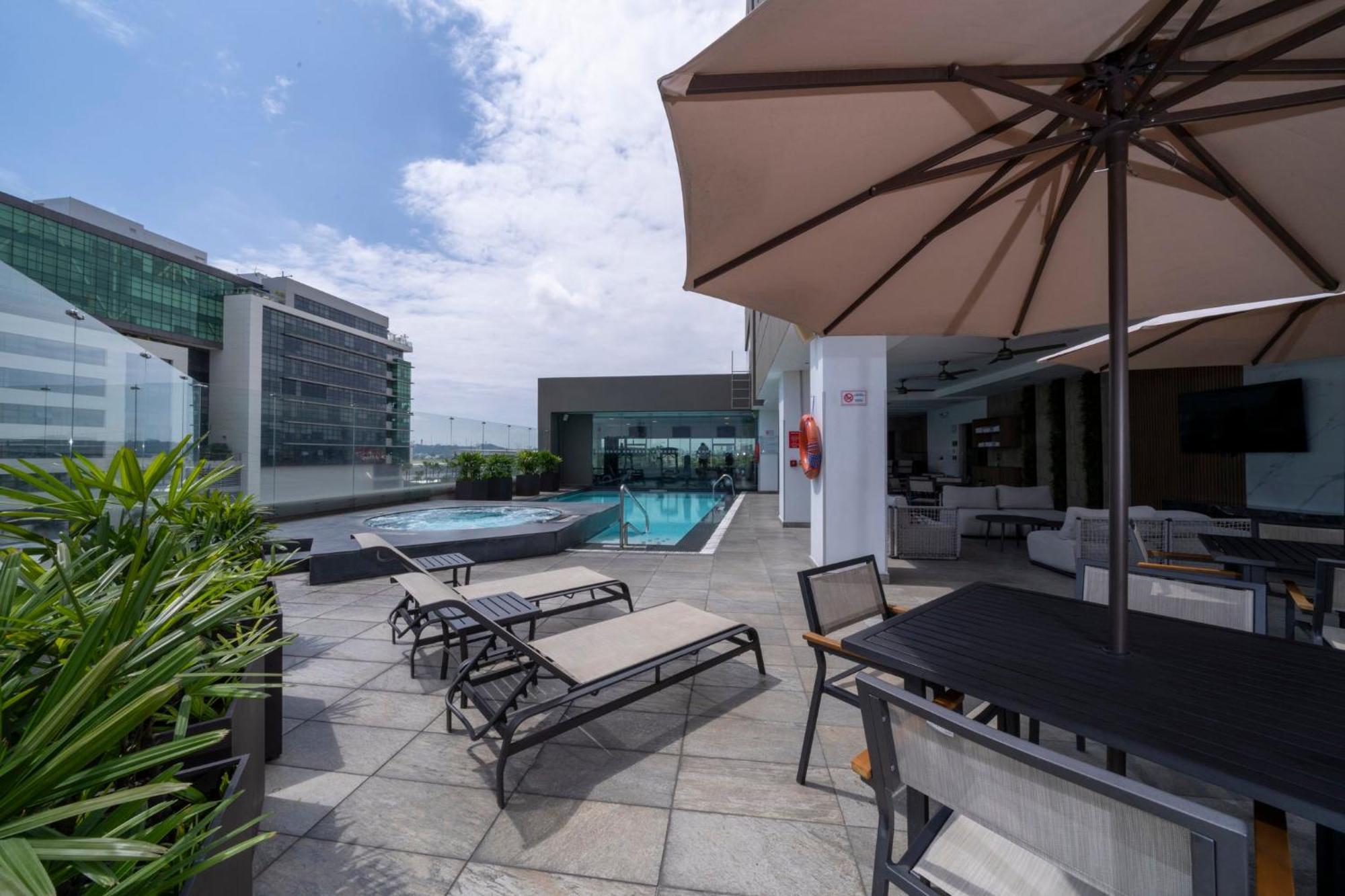 Holiday Inn Guayaquil Airport By Ihg Kültér fotó Sky Pool
